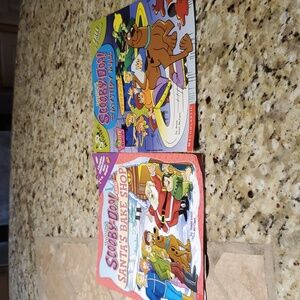 Lot of 2 Vintage Scooby Doo Book Cartoon Network 1998 2000 Santa Christmas Mall